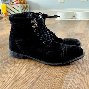 White Mountain booties sz 7.5